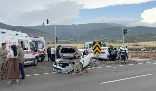 İki Otomobil Çarpıştı: 5 Yaralı