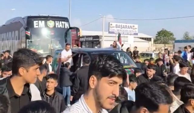 Süper Lig'e yükselen Amedspor, otobüs aracı Bismil de geçti aracı yüzlerce genç coşkuyla karşılandı