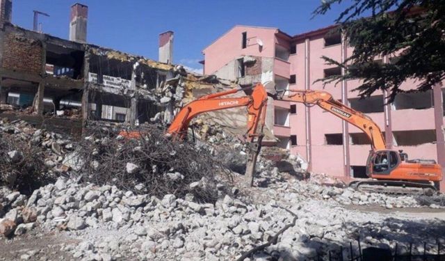 Diyarbakır’ın İlk Ortaokulu Yıkıldı: Ali Emiri Ortaokulu Tarihe Karışıyor