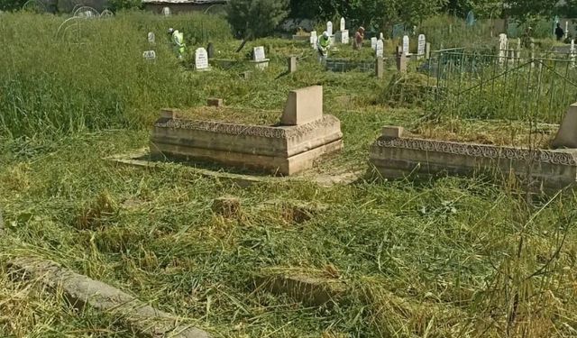 Yüksek Otlar Temizleniyor, Mezarlıklar Bayrama Hazırlanıyor