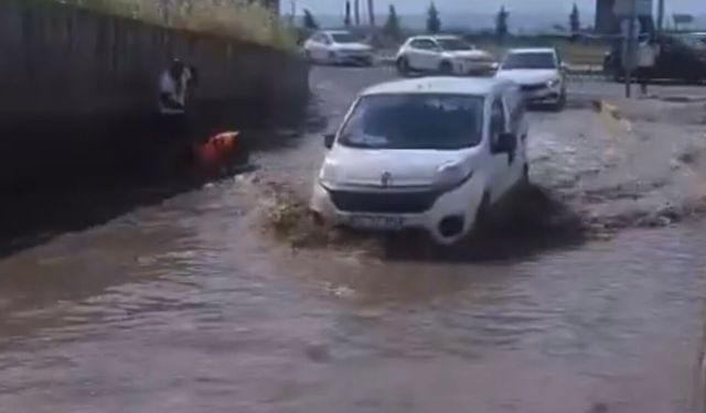 Diyarbakır-Bismil-Çınar Üçyolu Yağışa Teslim Oldu