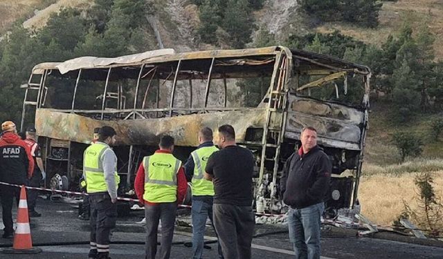 Yolcu Otobüsü Bariyerlere Çarpıp Yandı: 8 Ölü, 33 Yaralı