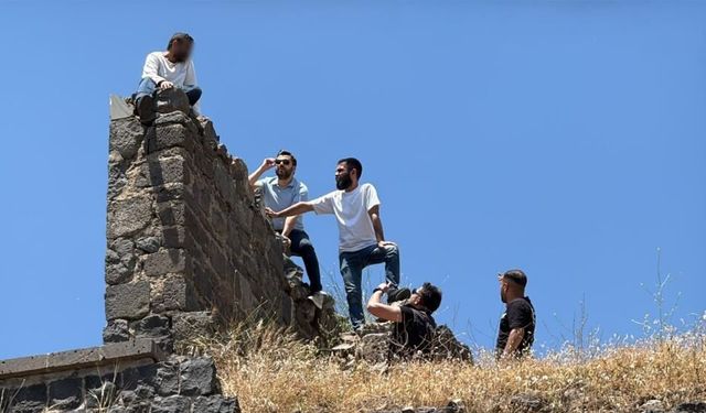 Diyarbakır’da  Surlara Çıkan Şahıs Bir Saatlik Çaba Sonucu İndirildi
