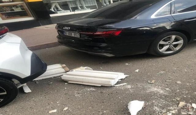 Binadan düşen dış cephe kaplaması otomobile hasar verdi