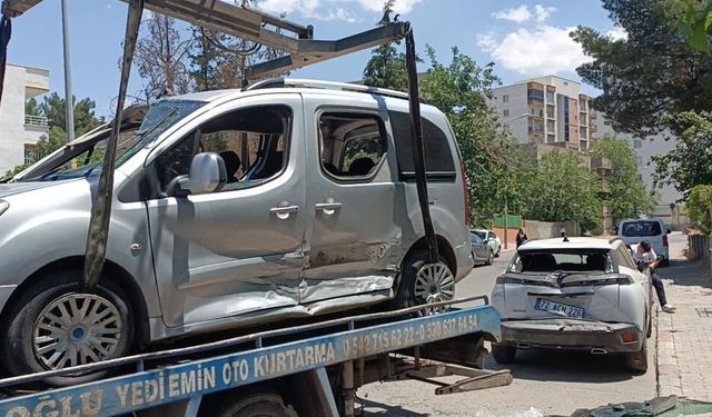 Otomobil ile Hafif Ticari Aracın Çarpıştığı Kazada 1 Kişi Yaralandı