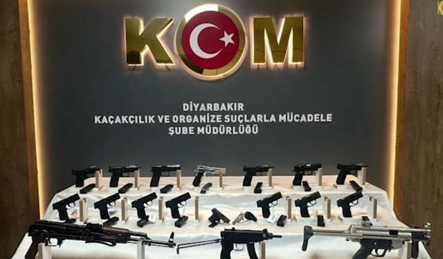 Diyarbakır'da Otomobilin Gizli Bölmelerinden Cephanelik Çıktı