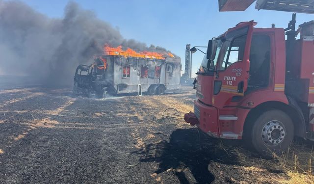 Sondaj Aracı ve İşçi Karavanı Alevlere Teslim Oldu: 3 Yaralı