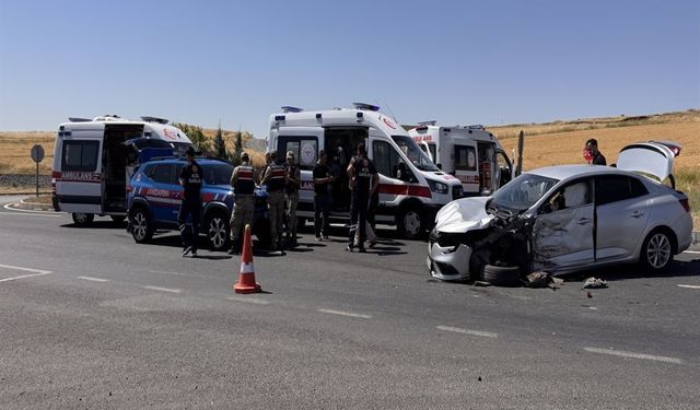 Çarpışmanın Şiddetiyle Metrelerce Sürüklendi! Diyarbakır'da Korkutan Kaza