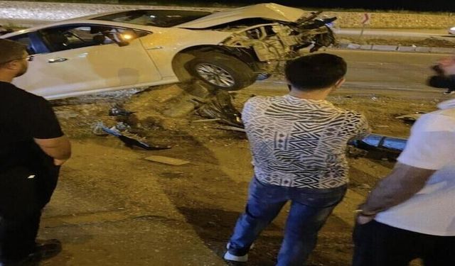 Direğe Çarpan Araç Beton Kaidenin Üzerinde Asılı Kaldı