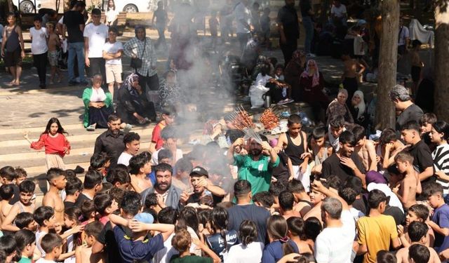 Diyarbakır’da Çocuklara Havuz Başında Ciğer Şöleni