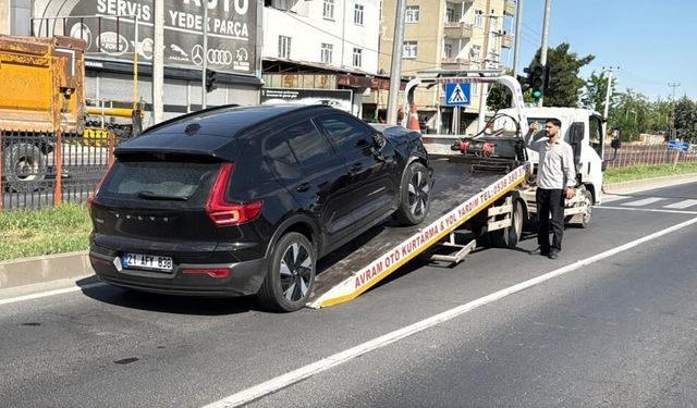 Diyarbakır’da Karşıya Geçmek İsteyen Yayaya Araç Çarptı: Ağır Yaralı