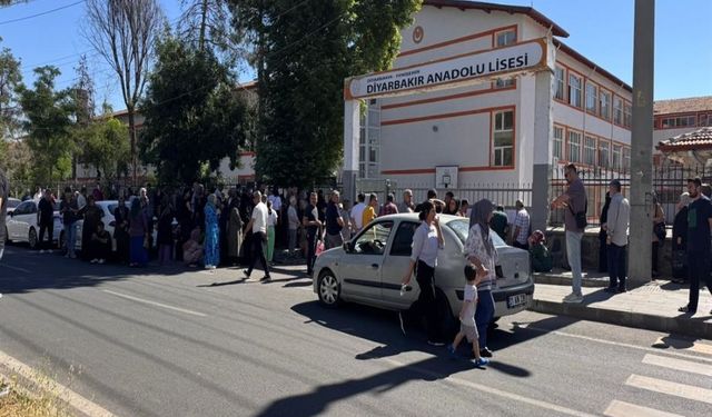 Diyarbakır’da Polis Ekipleri Sınav Merkezini Karıştıran Öğrencileri Sınava Ulaştırdı