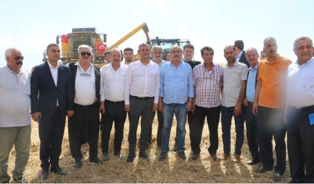Özgür Özel Bismil'de Biçerdöver Kullandı: "Çiftçilerin Borç Faizlerini Sileceğiz"