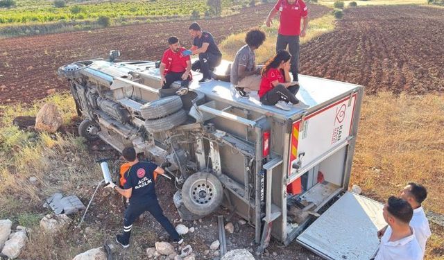 Kızılay'a Ait Kan Toplama Aracı Şarampole Devrildi: 1'i Doktor, 4 Yaralı