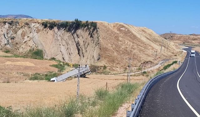 Kontrolden Çıkan Tır Bariyerleri Aşıp Sulama Kanalına Uçtu: 2 Yaralı