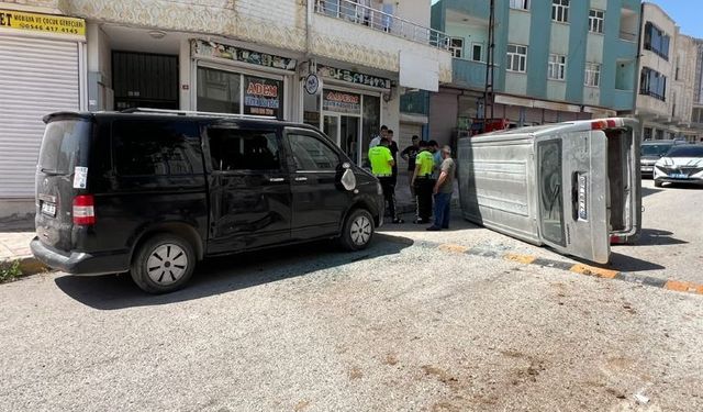 Kontrolden Çıkarak Refüje ve Başka Bir Araca Çarpan Minibüs Devrildi: 1 Yaralı