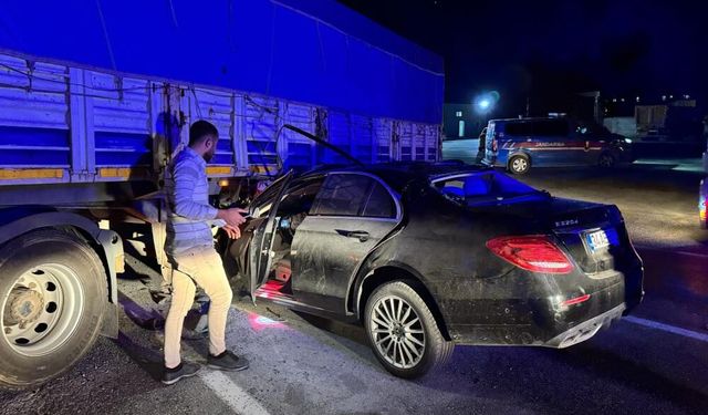 Lüks Otomobil TIR'ın Altına Girdi: 1'i Ağır 2 Yaralı
