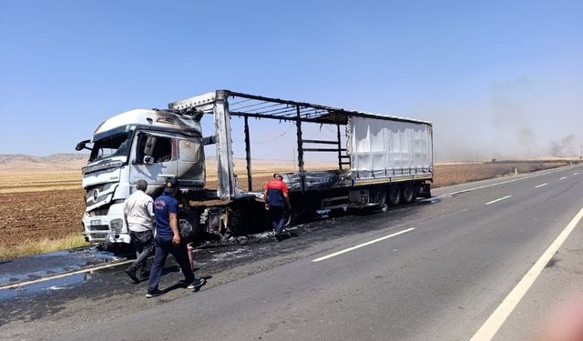 Mardin'de Seyir Halinde Alev Alan Tır Küle Döndü