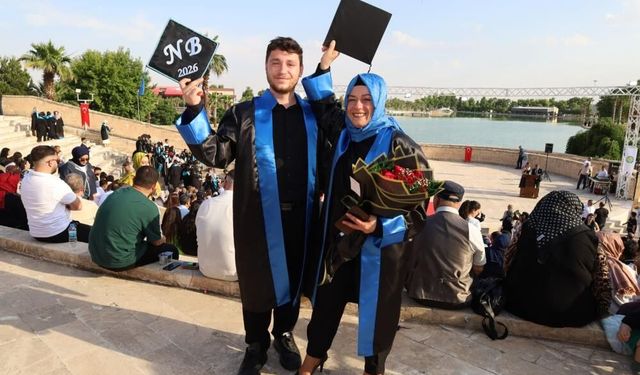 Oğluyla Aynı Sırada Okudu, Üniversiteyi Birinci Bitirdi