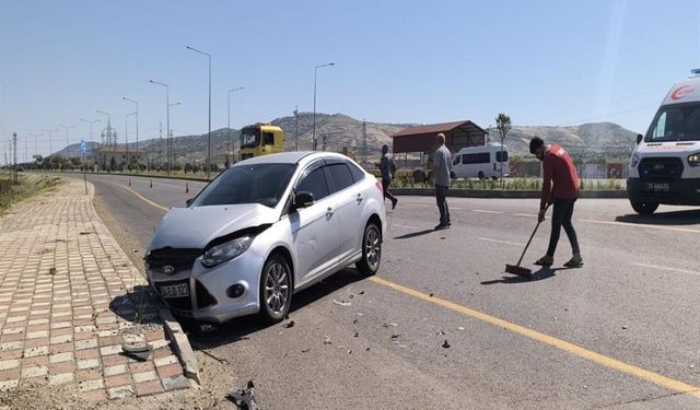 Otomobil ile Hafif Ticari Araç Çarpıştı: 3 Kişi Yaralandı