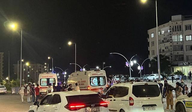 Otomobille Çarpışan Motosikletteki 2 Kişi Yaralandı