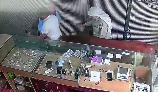 Sahibinden Kaçan Dana Kuyumcu Dükkanına Daldı