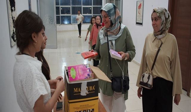 Tiyatro Oyunu İçin Bilet Yerine Kitap Bağışı Topladılar