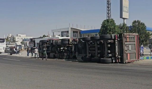 Mardin'de Çelik Sac Yüklü Tır Devrildi: Kaza Anı Kamerada
