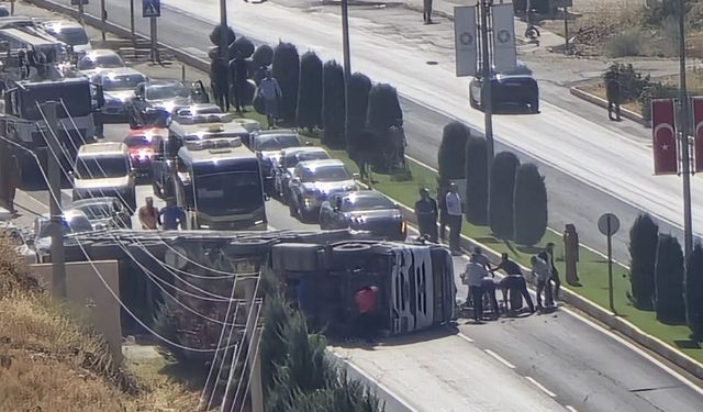 Mardin-Diyarbakır Yolunda Kamyon Devrildi: Sürücüyü Vatandaşlar Çıkardı
