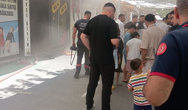 Batman'da iş yerlerinde çıkan yangın paniğe neden oldu: 2 itfaiye personeli dumandan etkilendi