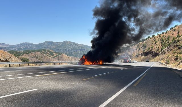 Diyarbakır'da Seyir Halindeki Otomobil Alev Alev Yandı