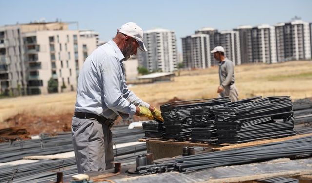 Diyarbakır'da 40 Derece Güneşin Altında İnşaat Ustalarının Zorlu Mesaisi