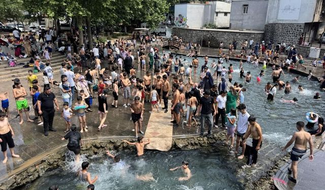 Diyarbakır'da Çocuklar Anzele Suyuna Atlayarak Serinledi