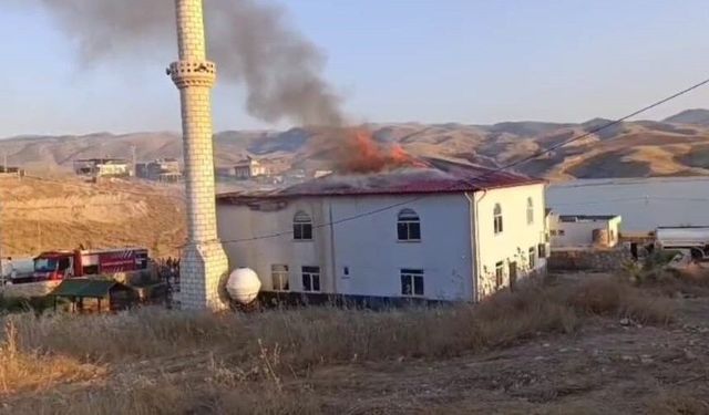 Batman'da Cami Çatısında Yangın Meydana Geldi