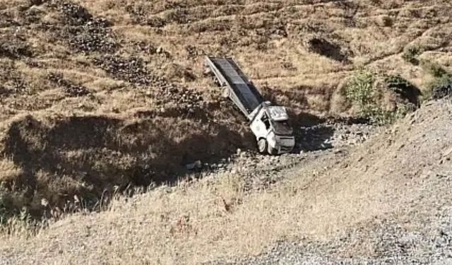 Çekici Şarampole Devrildi: 2 Kişi Yaralandı