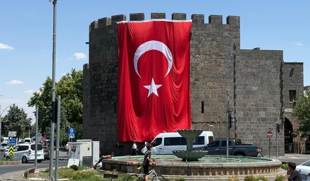 15 Temmuz Anısına Tarihi Diyarbakır Surları Türk Bayrağıyla Donatıldı
