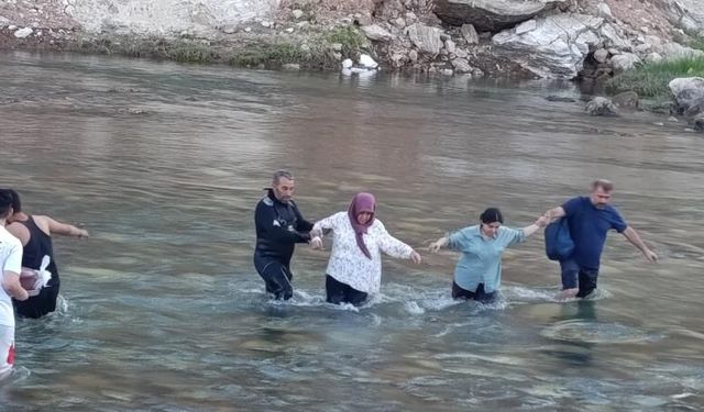 Piknik Keyfi Kabusa Döndü: Aniden Yükselen Su Sebebiyle 8 Kişi Mahsur Kaldı
