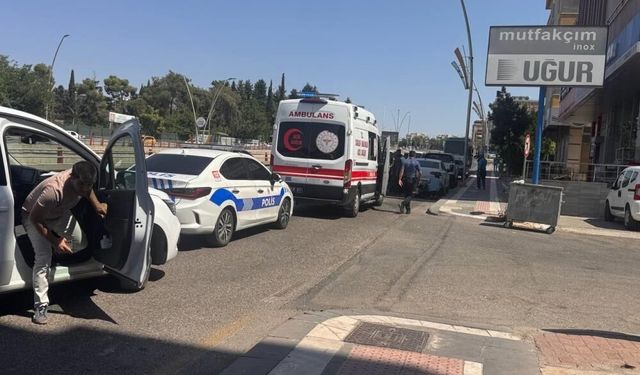 Kontrolden Çıkan Motosiklet Park Halindeki Otomobile Çarptı: 1 Yaralı