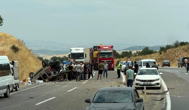 Kontrolden Çıkan Araç Karşı Şeride Geçti 4 Kişi Yaralandı