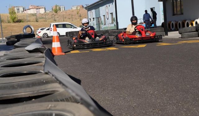 Aynı Pistte Üçlü Heyecan: Hız, Tutku ve Adrenalin