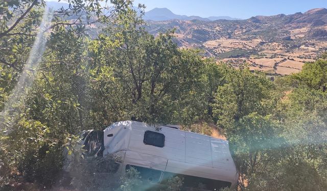 Tur minibüsü şarampole devrildi: 13 kişi yaralandı