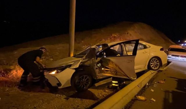 Bariyerlere Çarpan Otomobil Alev Aldı: 1 Yaralı