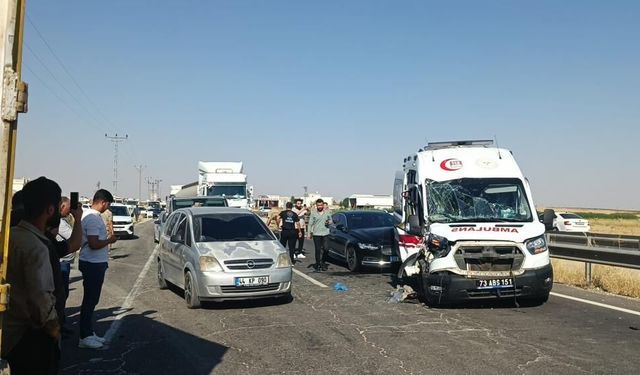 Hasta Taşıyan Ambulans, Tır ve Otomobil Çarpıştı: 3 Kişi Yaralandı