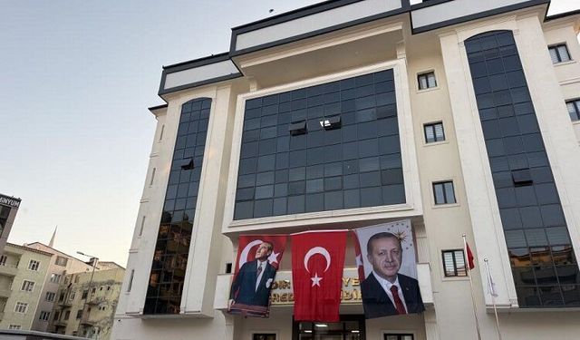 DEM Partili Iğdır Belediyesi Hizmet Binasına Cumhurbaşkanı Erdoğan’ın Posteri Asıldı