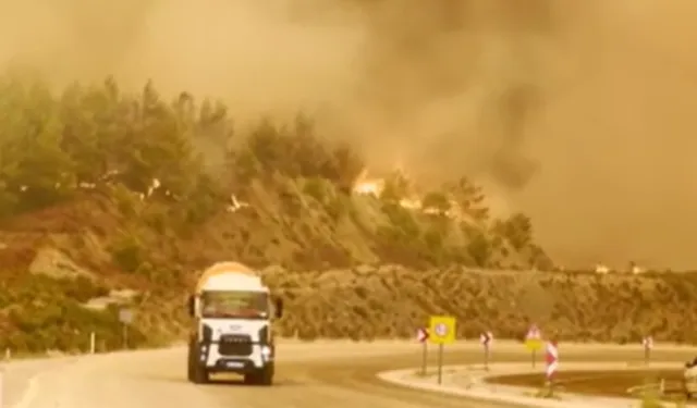 Yangın kontrolden çıktı! Fethiye-Antalya kara yolu ulaşıma kapandı