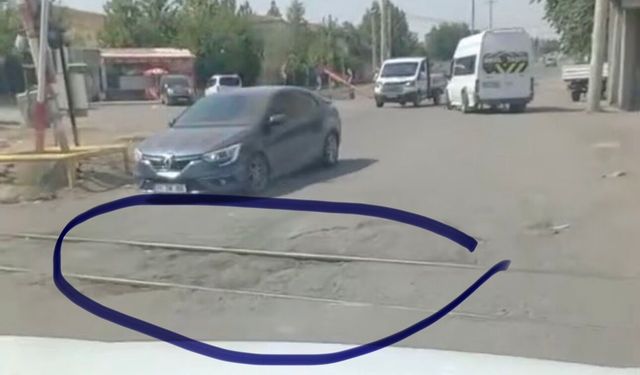 Bismil’de Tren Geçidinde Tehlike: Çöken Asfalt Sürücüleri Zor Durumda Bırakıyor