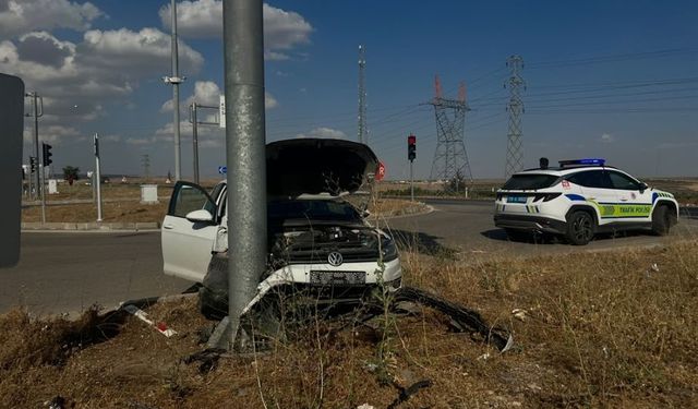 Kontrolden Çıkan Araç Direğe Çarptı: 2 Kişi Yaralandı