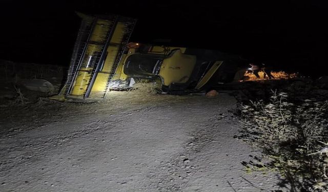 Kontrolden Çıkan Biçerdöver Devrildi, Sürücü Yaralandı