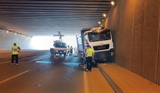 Kontrolden Çıkan Kamyon Karşı Şeride Geçip Otomobille Çarpıştı: 1 Yaralı