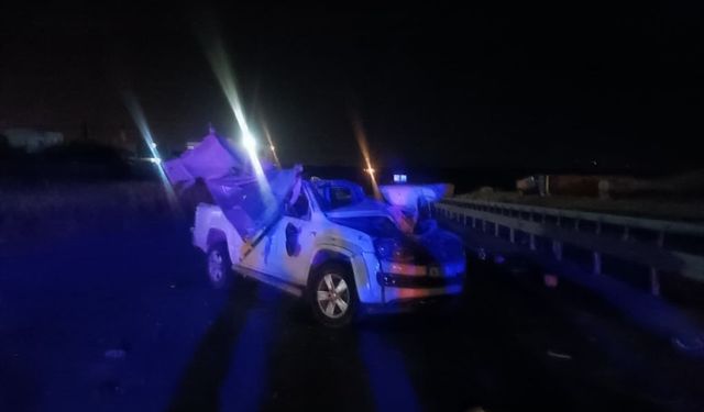 Kontrolden Çıkan Kamyonet Bariyerlere Çarptı: 1 Ölü, 1 Yaralı